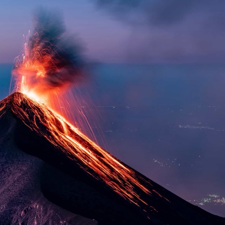 Erupción del Volcán de Fuego al anochecer
