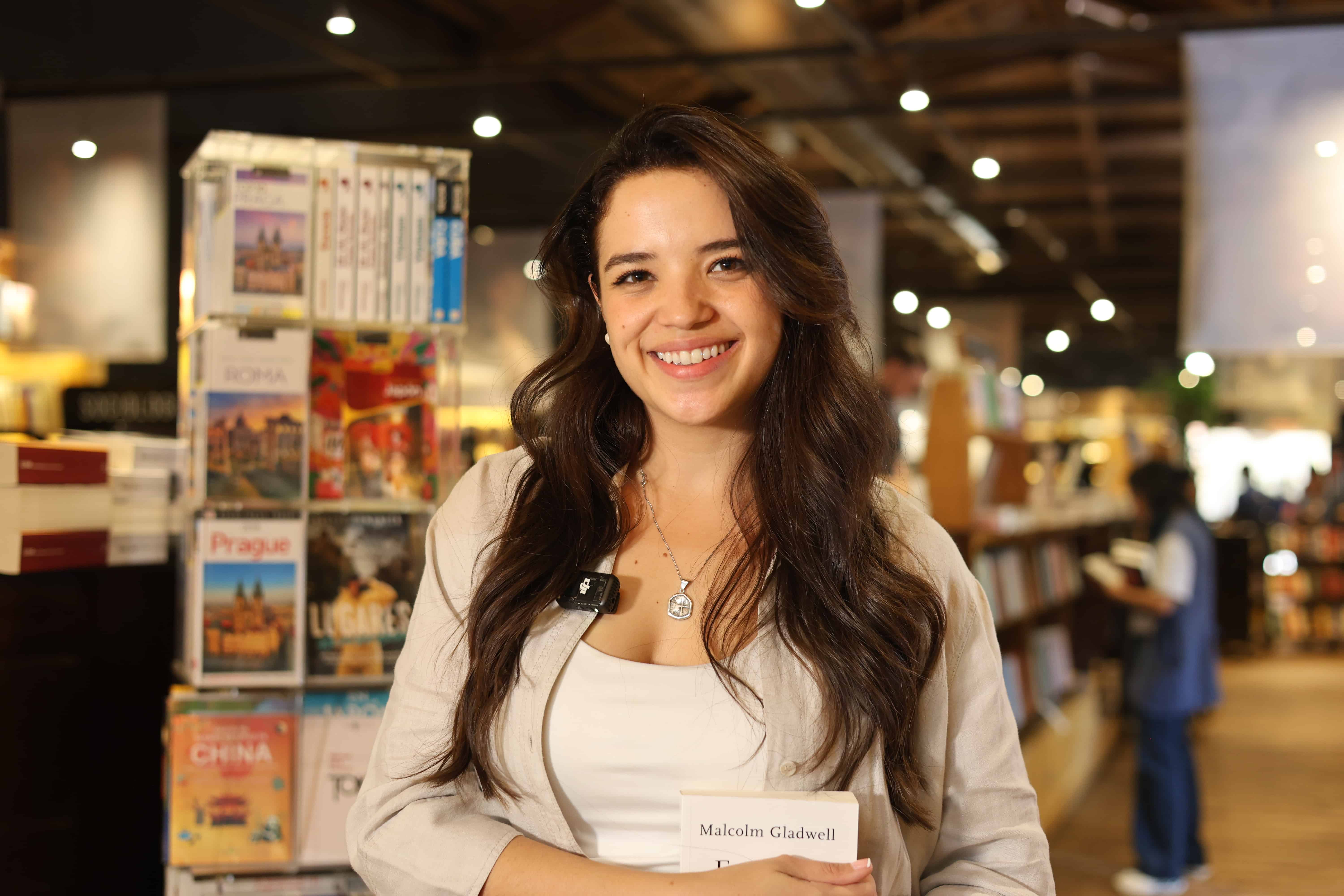 Camila Sáenz y la comunidad de Outliers en uno de sus eventos en Guatemala.